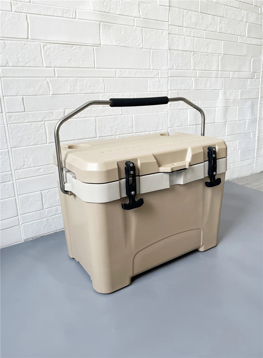 Chinese Factory Wholesale Sand Color 26 L PU Foam Insulation Box Plastic Cooler Box